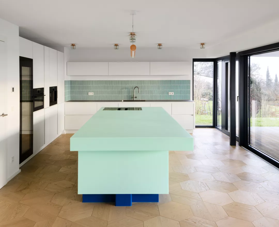 Gioco di contrasti: una scenografica isola cucina in HIMACS Emerald