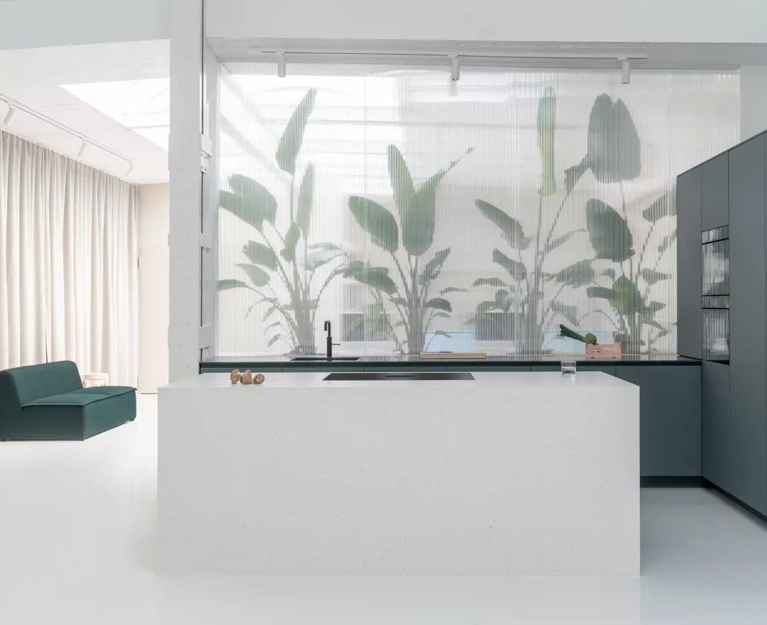 Una finitura raffinata e contemporanea:  HIMACS trasforma uno studio di design di Colonia