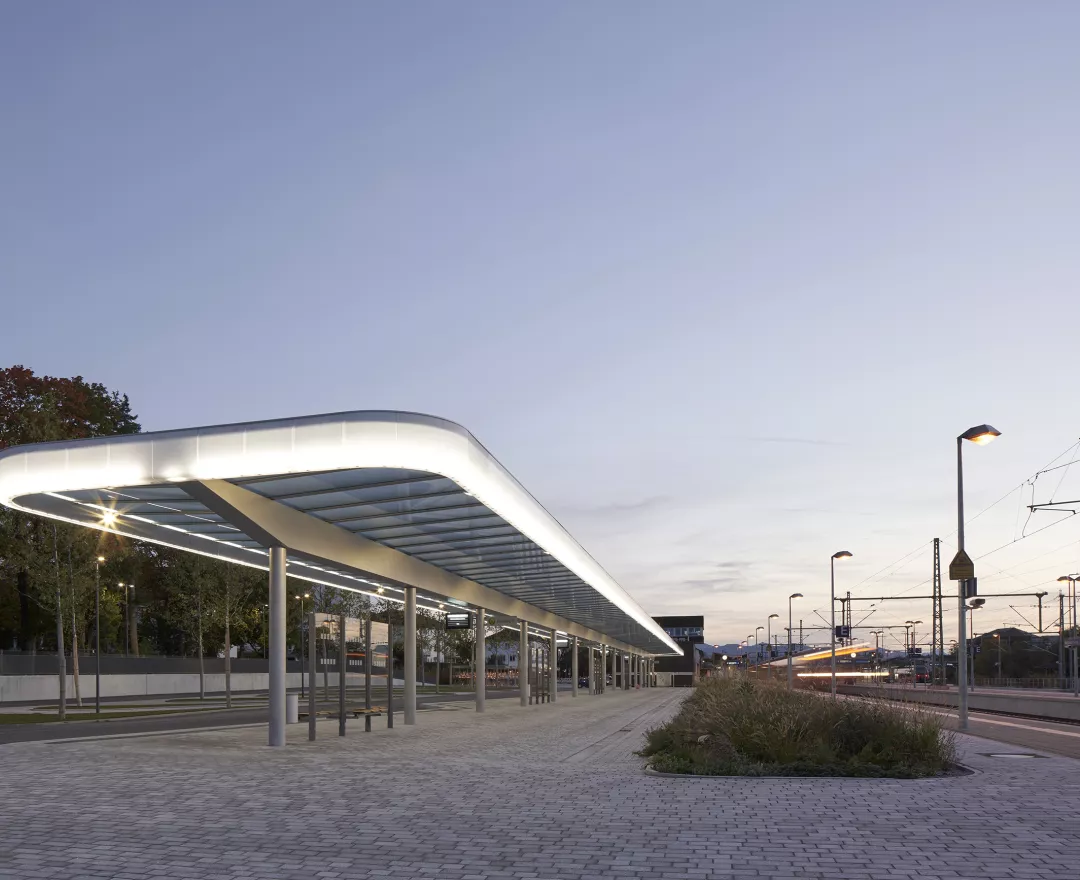 HIMACS illumina la stazione centrale di autobus a Weilheim, in Baviera