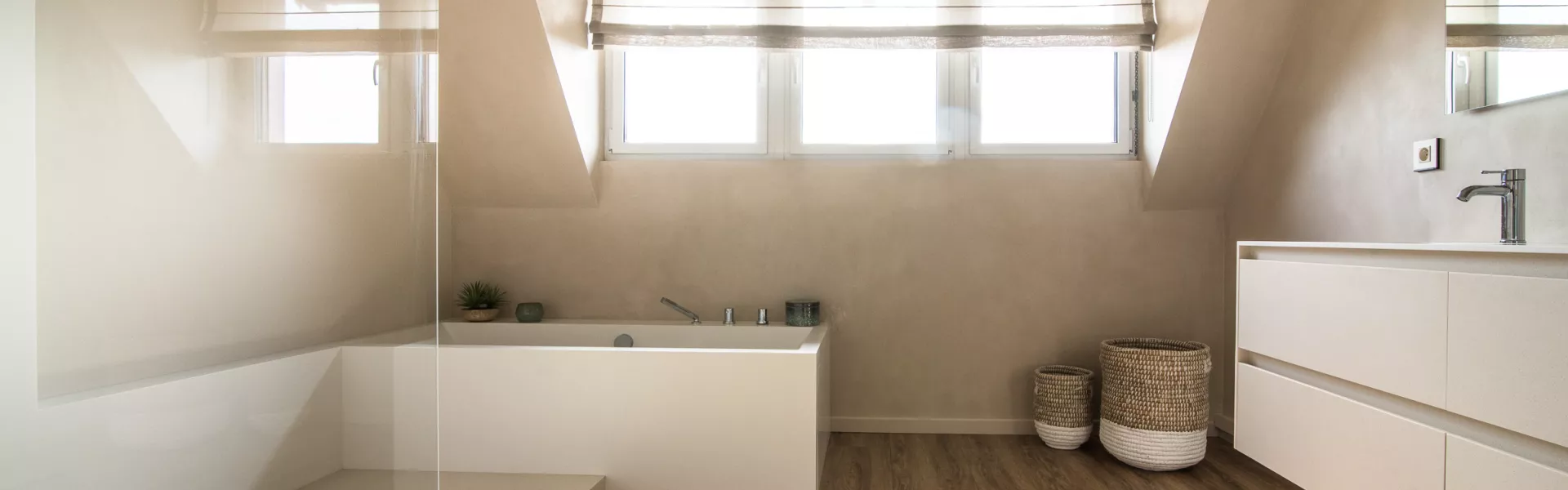 Une salle de bains épurée en HIMACS qui exprime harmonie et sérénité