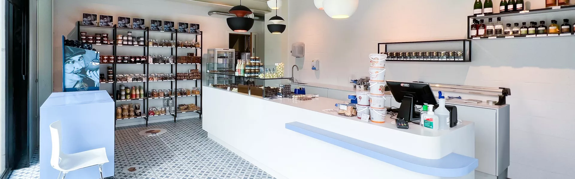 A blend of design and craftsmanship at a Belgian bakery shop with HIMACS at the fore