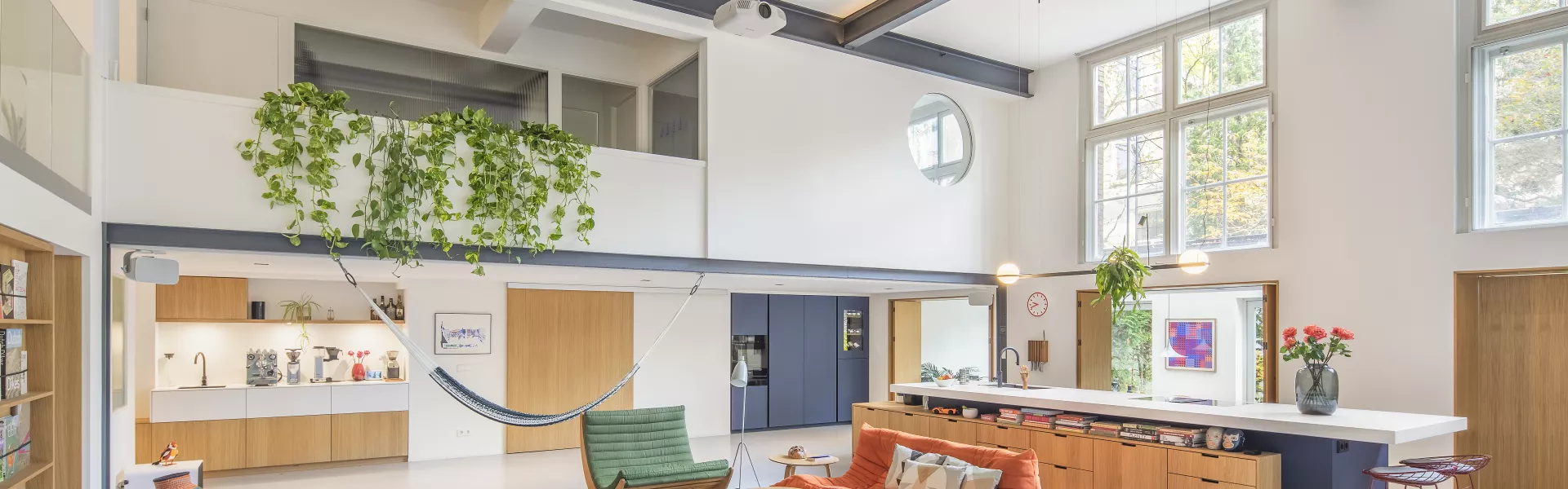 A bold HIMACS kitchen island as centrepiece of this spectacular loft