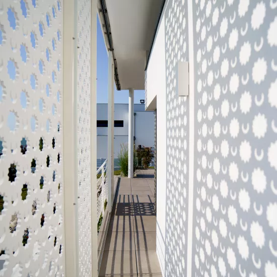 A sunshade façade in the 1950s spirit of the seaside