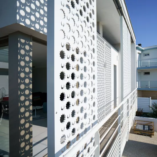 A sunshade façade in the 1950s spirit of the seaside