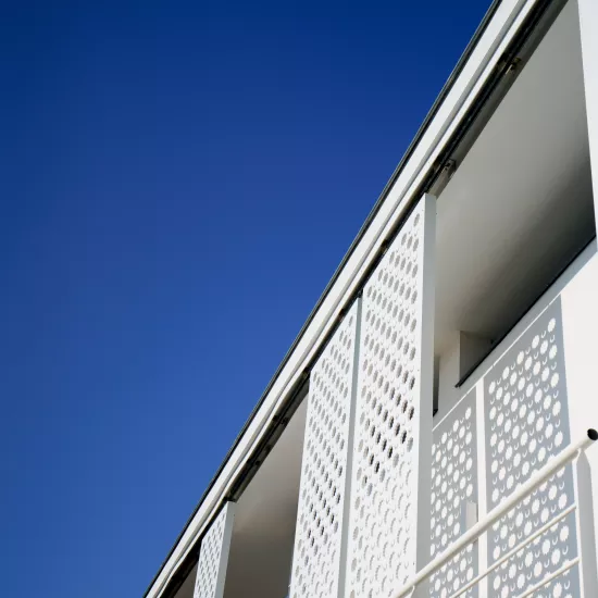 A sunshade façade in the 1950s spirit of the seaside