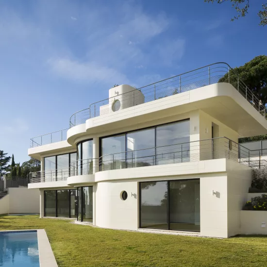 A spectacular home made with HIMACS on the French Riviera