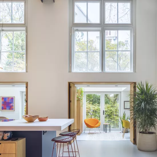 A bold HIMACS kitchen island as centrepiece of this spectacular loft