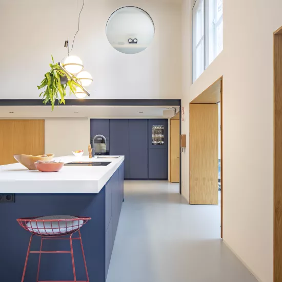 A bold HIMACS kitchen island as centrepiece of this spectacular loft