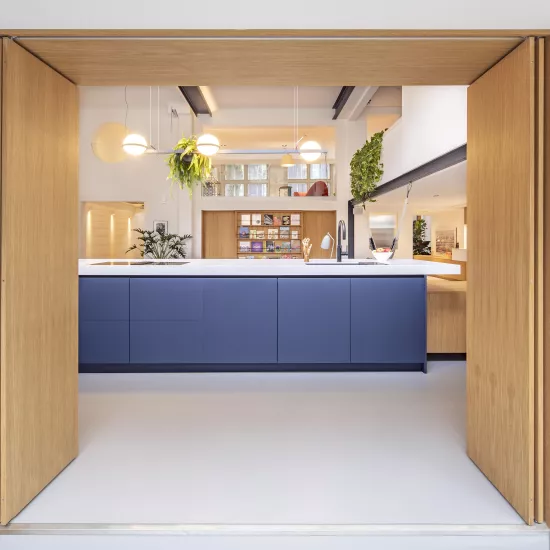 A bold HIMACS kitchen island as centrepiece of this spectacular loft