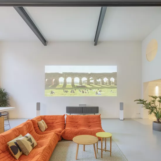 A bold HIMACS kitchen island as centrepiece of this spectacular loft