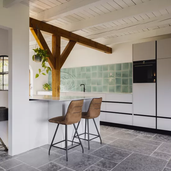 A kitchen uses HIMACS  to connect the past and the present 