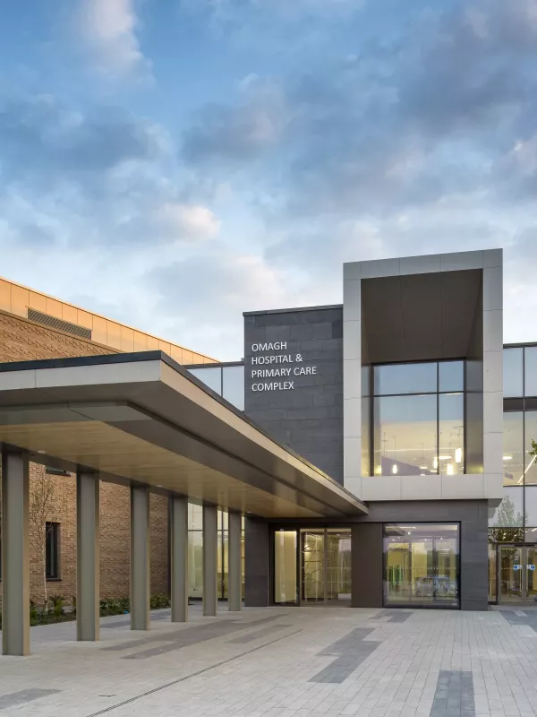 TODD Architects wählen HIMACS im neuen Omagh Hospital (UK)