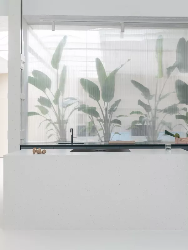 Une touche naturelle, avec HIMACS, pour un cabinet de design au look raffiné et contemporain.