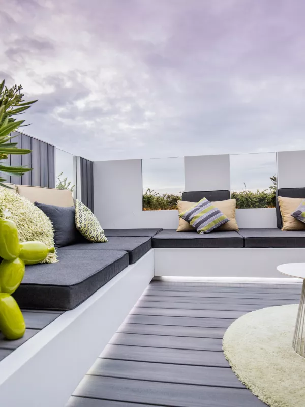 Un ático en la costa de Bélgica luce una espaciosa terraza diseñada con HIMACS
