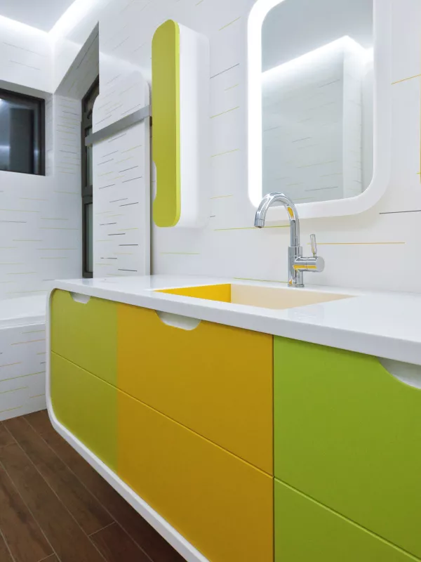 Une salle-de-bains pour enfants colorée et pétillante