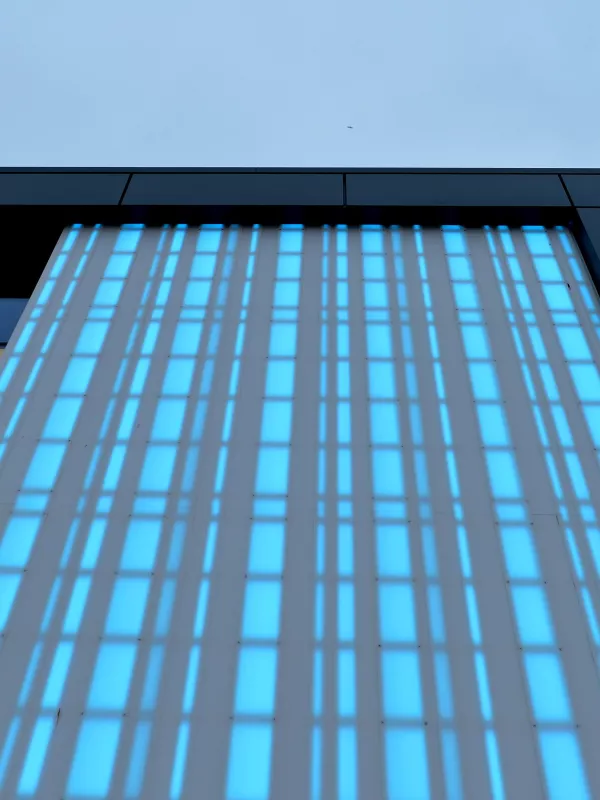 HIMACS bringt die Fassade eines Einkaufszentrums in Edinburgh zum Leuchten
