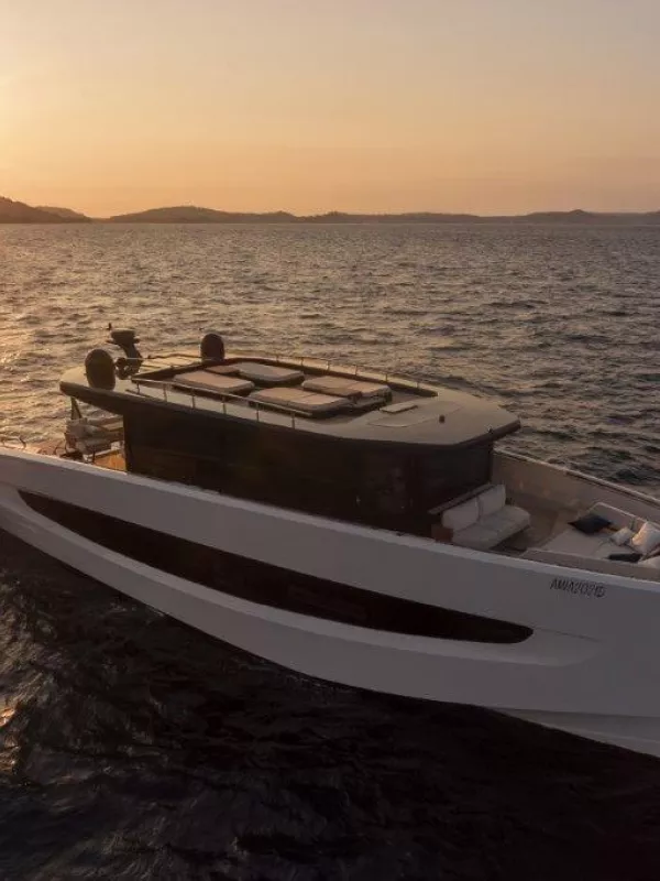 Le nouveau yacht EVO V8 choisit HIMACS