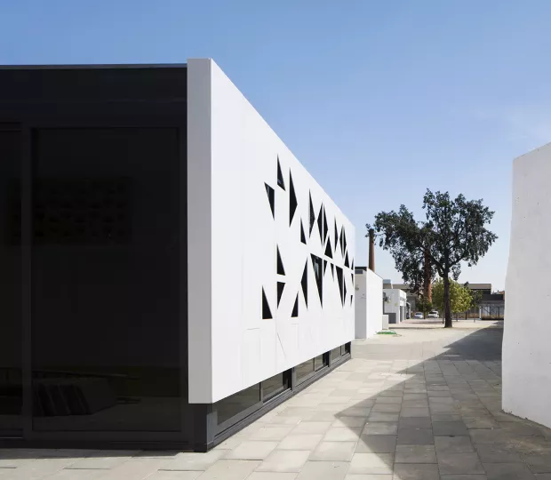 Spectacular HIMACS façade: traditional school architecture meets high-tech material 