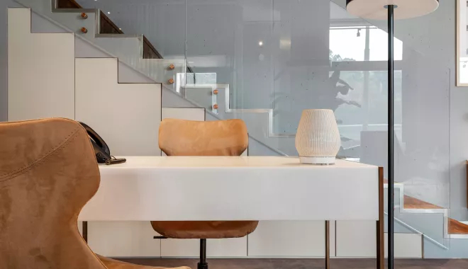 Die zarte Schönheit von HIMACS „Pavia“  trifft auf elegantes, industrielles Bürodesign
