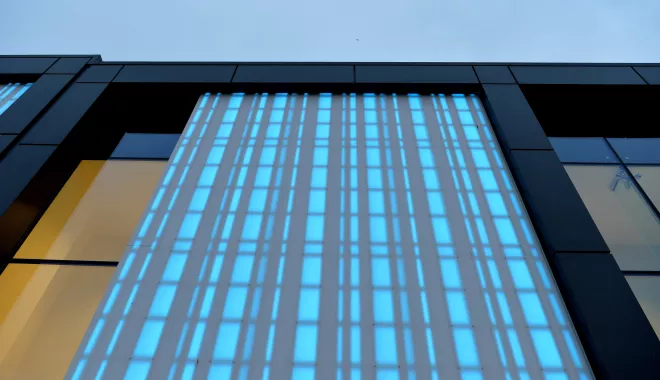 Las propiedades translúcidas de HIMACS iluminan una fachada en Edimburgo