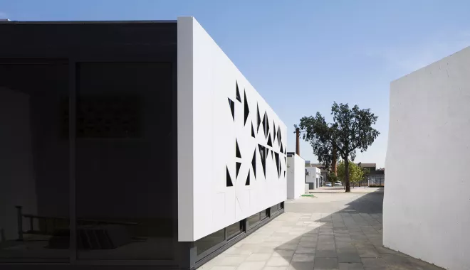 Tradición y alta tecnología en arquitectura escolar gracias a una espectacular fachada en HIMACS