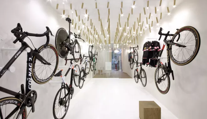 Die Innenraumgestaltung eines Fahrrad- und Coffeeshops mit HIMACS