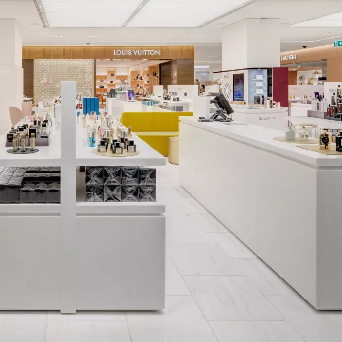 HIMACS e John Pawson ridanno luce a uno store di bellezza in Germania 