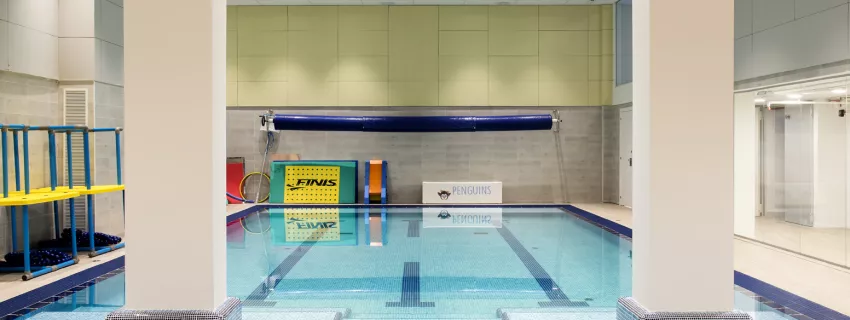 In Barcelonas neuer Schwimmschule lässt HIMACS die Wellen hoch schlagen