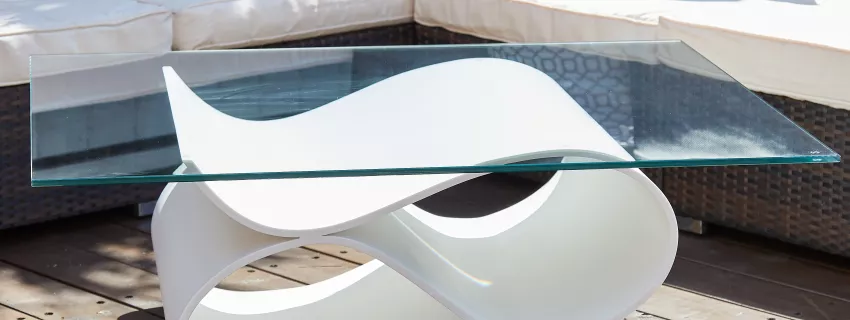 Der „Ripple Table“ aus HIMACS Ultra-Thermoforming,  präsentiert auf der 100% Design