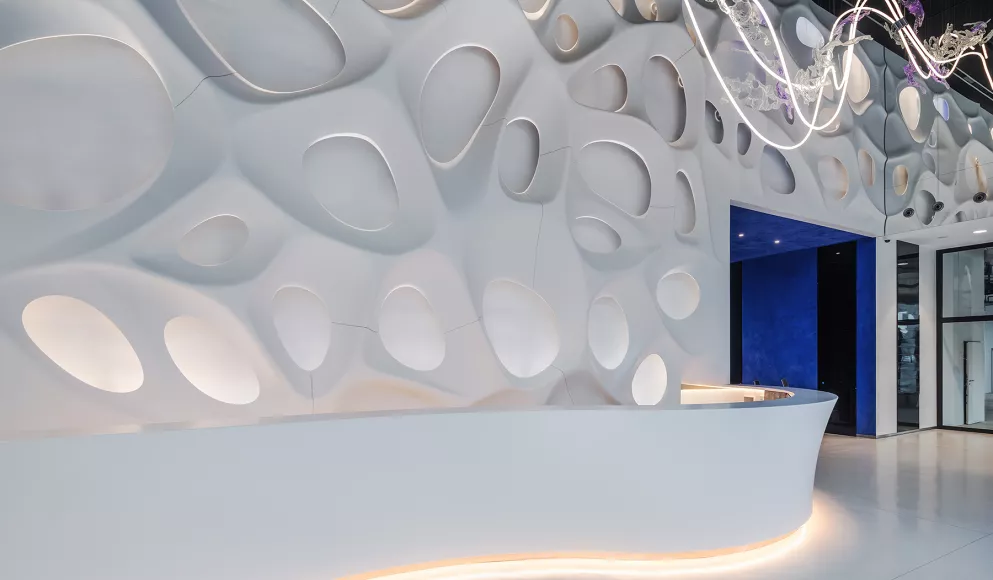 HIMACS transforms a wall into a work of art with the “Bionic Wall” project  in the A1 building by Eva Jiřičná