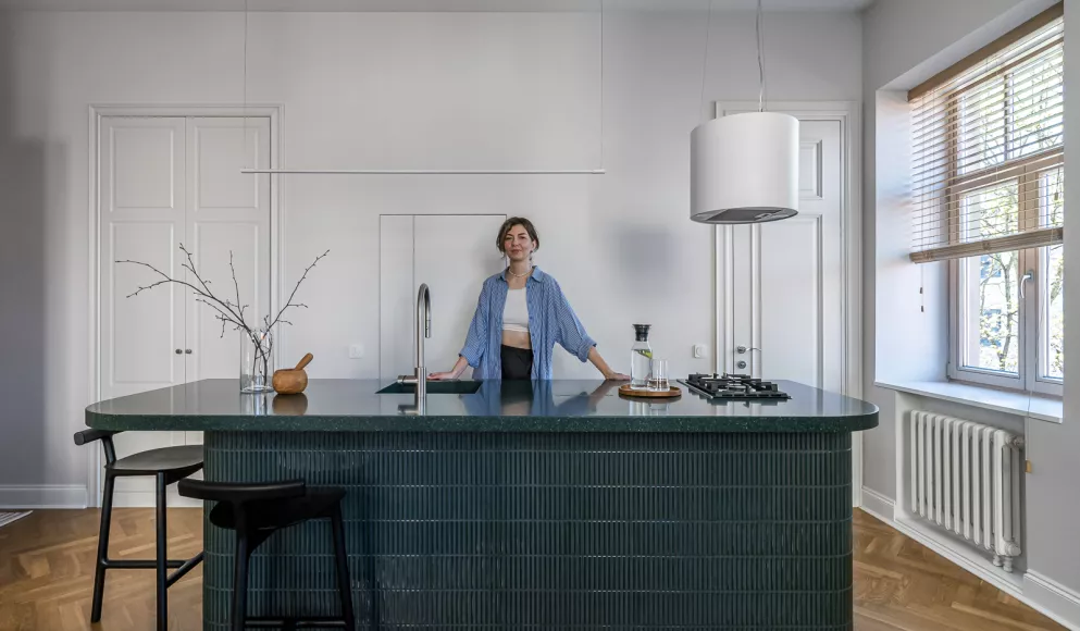 The Power of Green: HIMACS Maui Shapes a Renovated Vilnius Kitchen