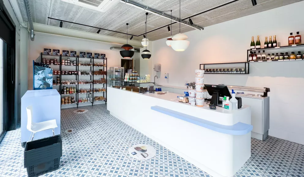 A blend of design and craftsmanship at a Belgian bakery shop with HIMACS at the fore