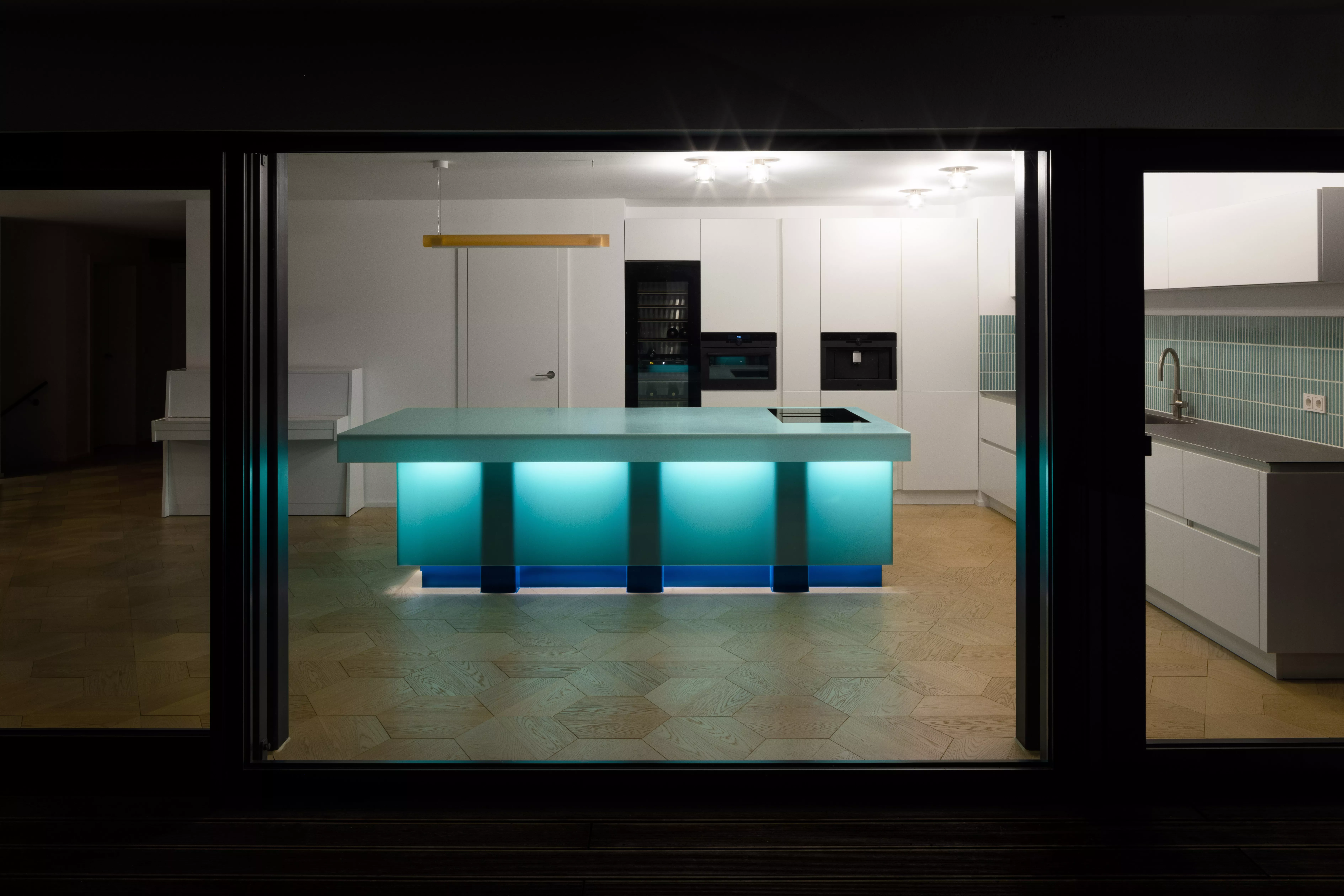 Playing with contrast: A sensational kitchen counter made of HIMACS Emerald green