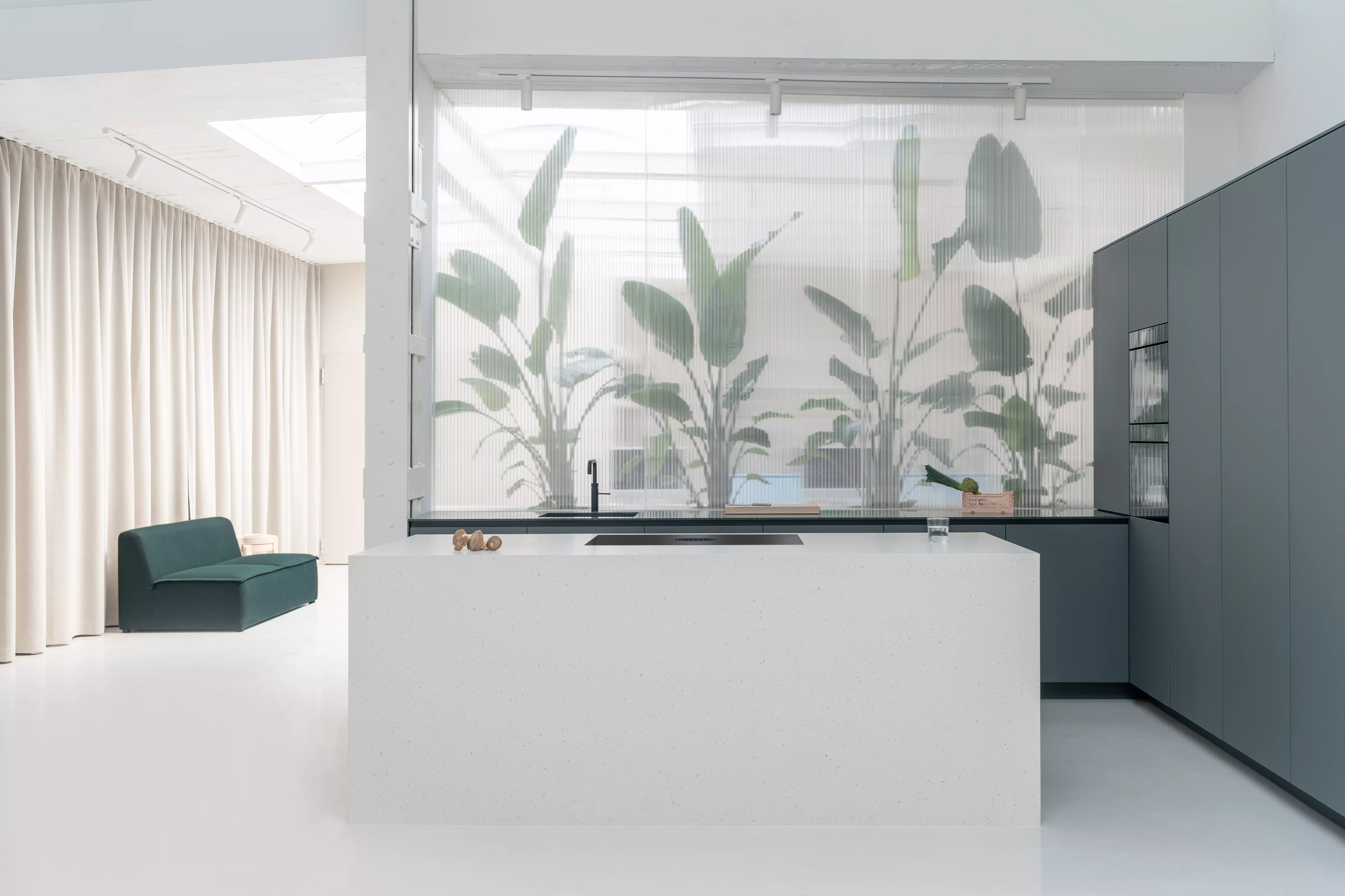 Una finitura raffinata e contemporanea:  HIMACS trasforma uno studio di design di Colonia