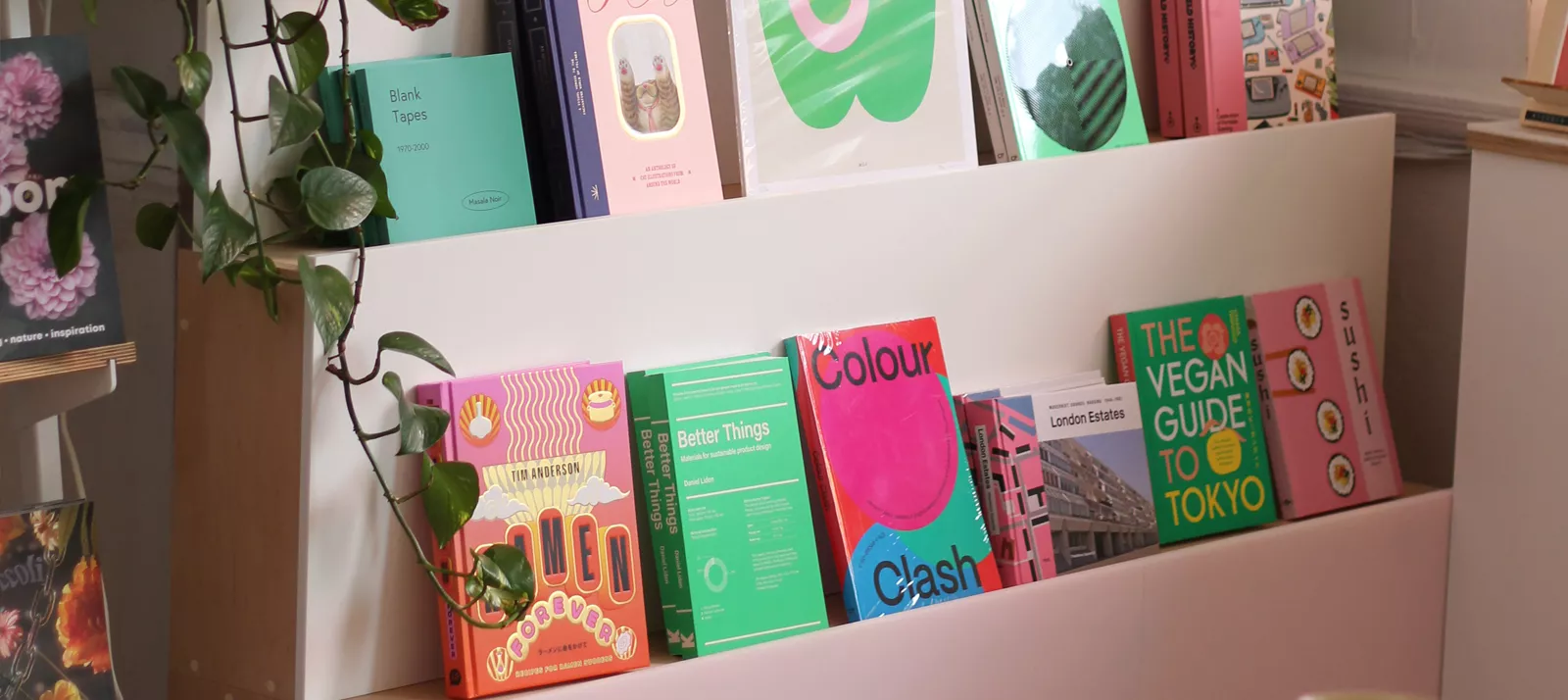 HIMACS apporte une touche de couleur à la librairie Colours May Vary de Leeds