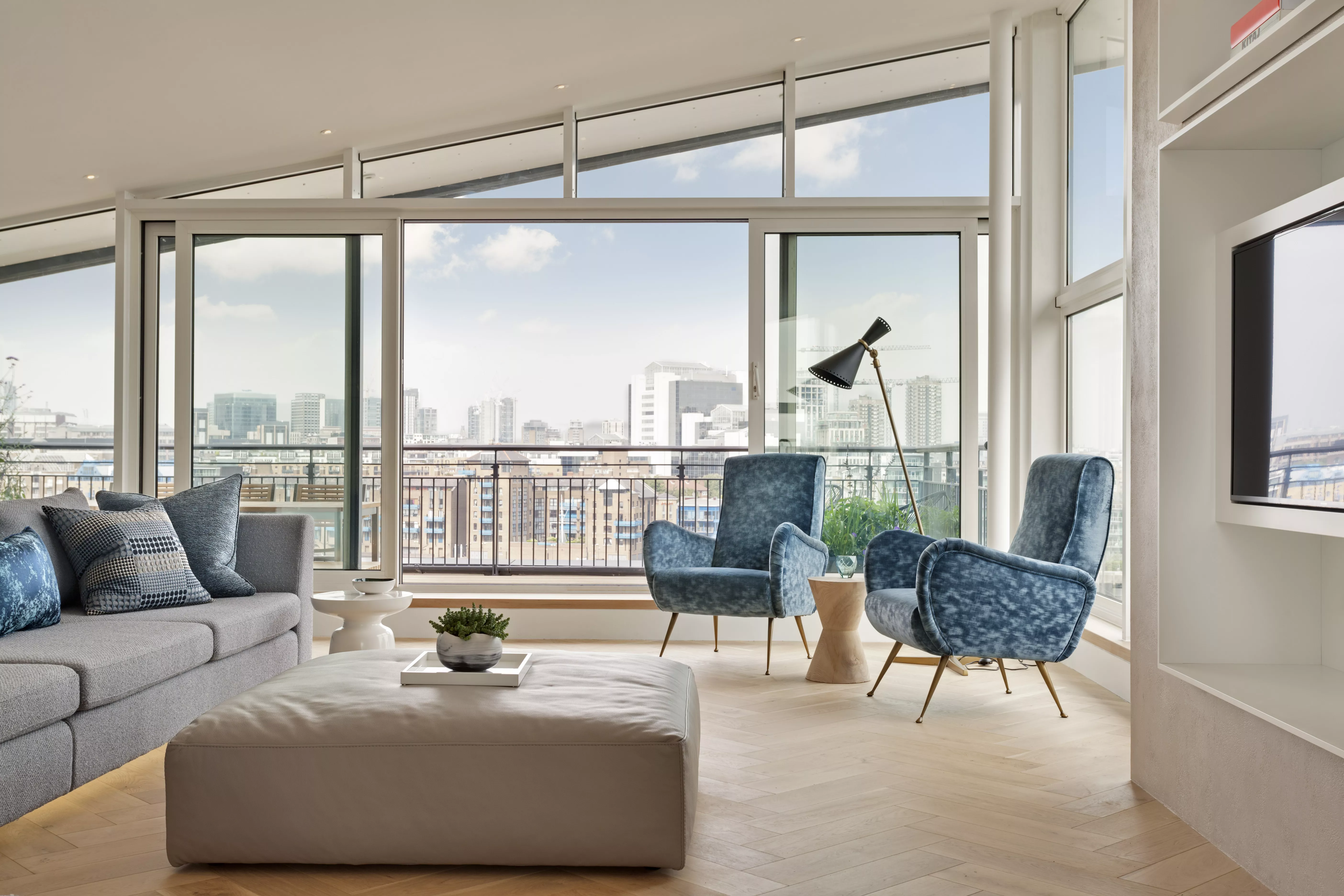 FORMstudio reinvents a Bermondsey Wall Penthouse with HIMACS