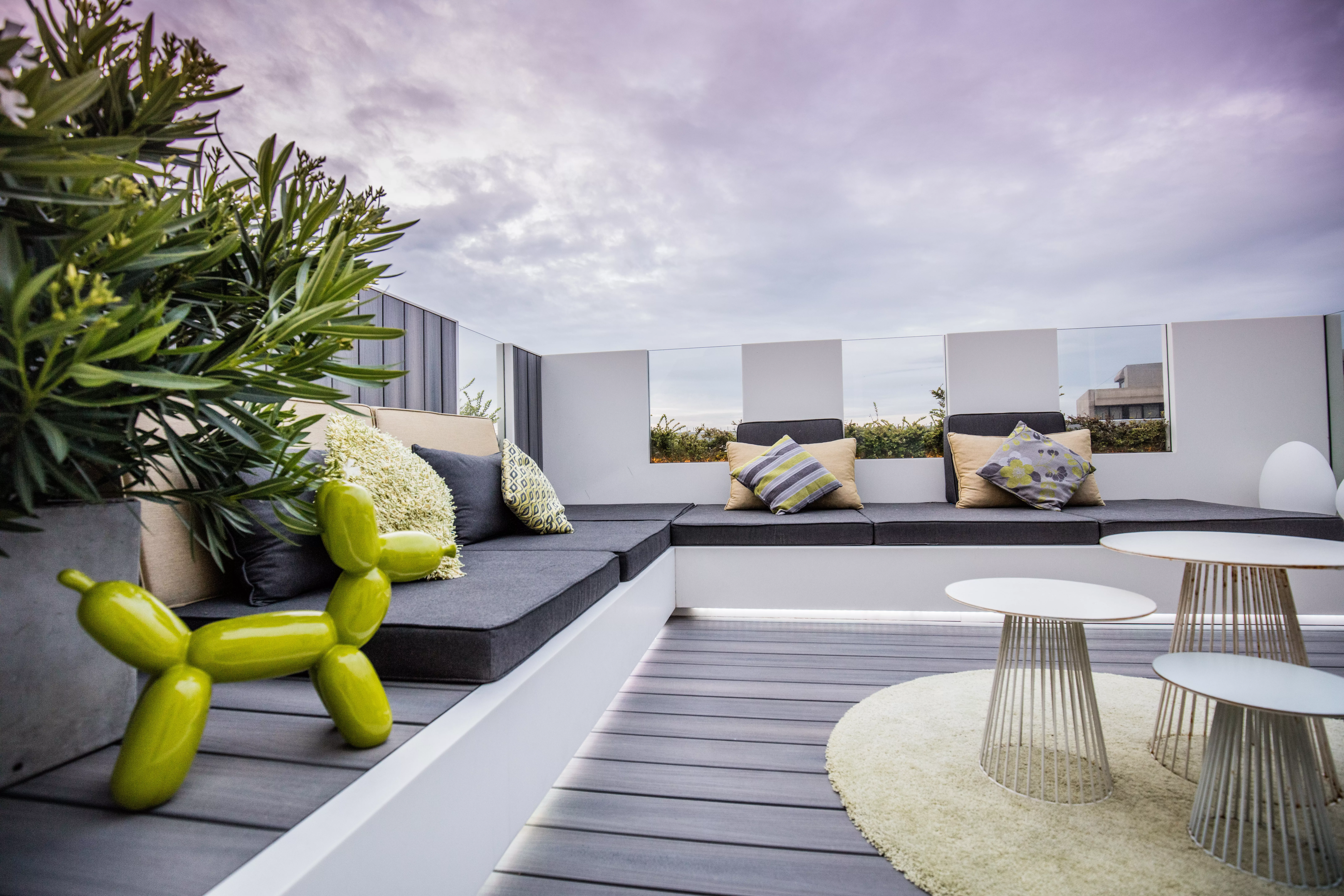 Un ático en la costa de Bélgica luce una espaciosa terraza diseñada con HIMACS