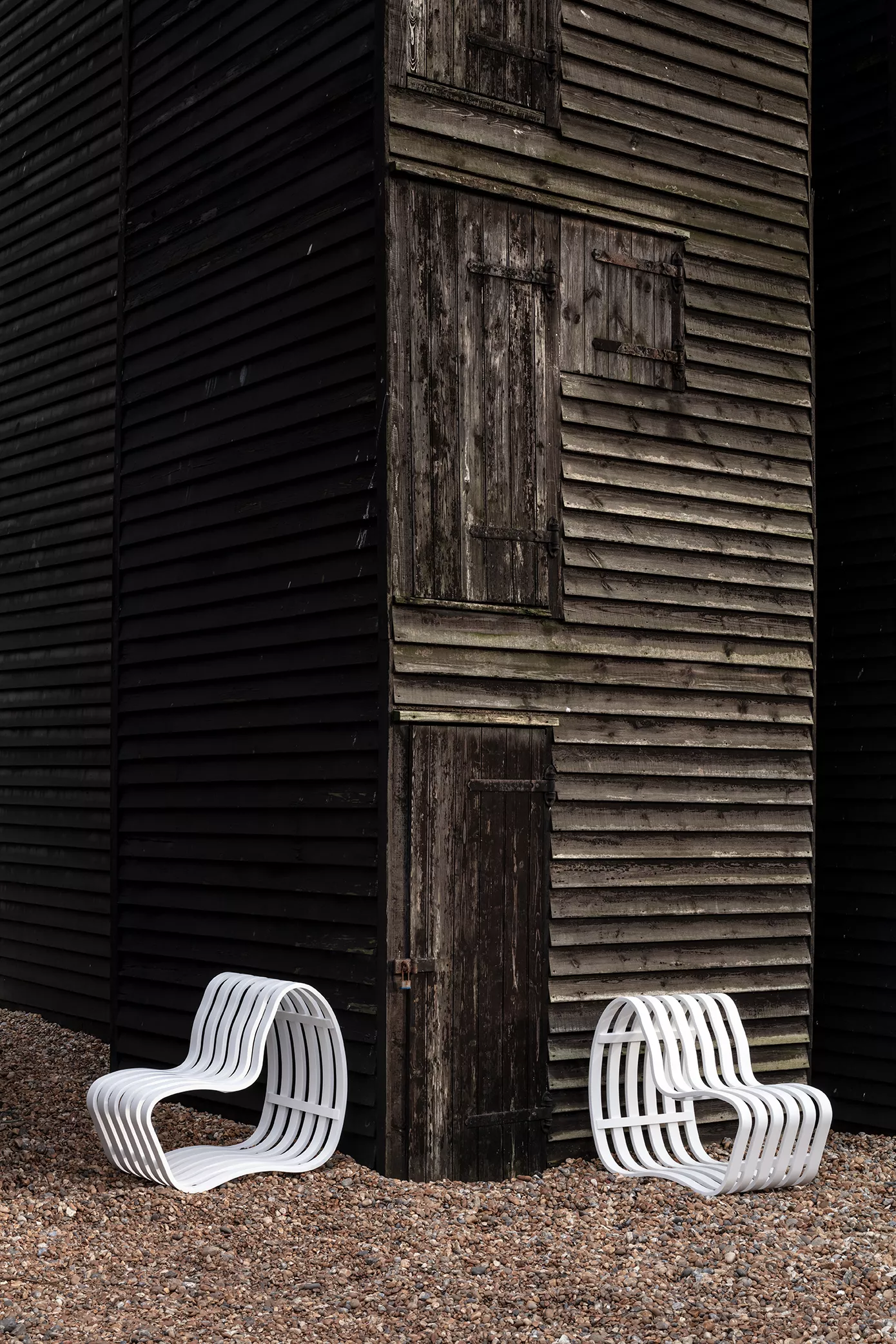 CURVE Outdoor: A light and airy HIMACS bench with flowing curves
