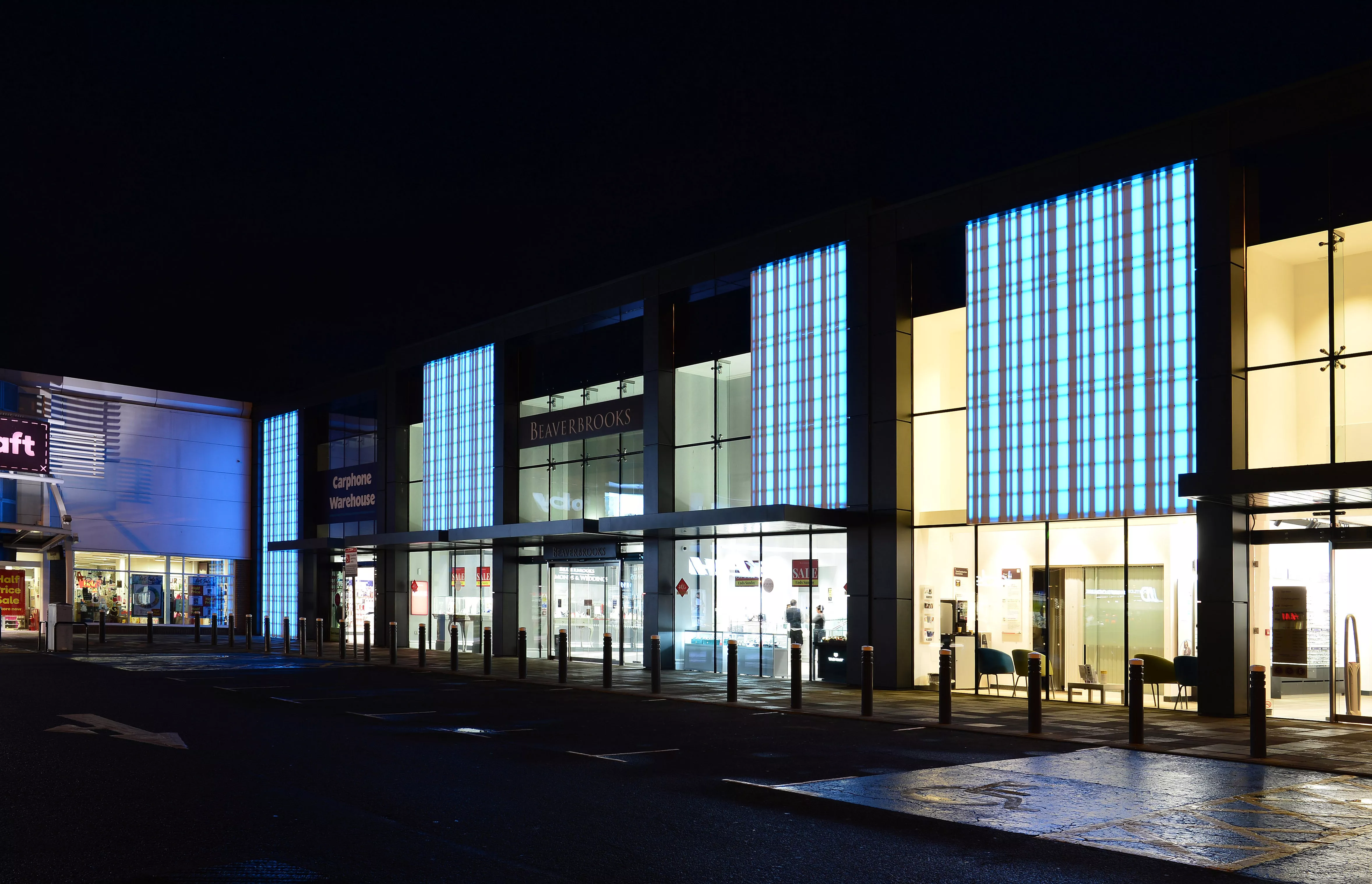 HIMACS lights up a Retail Park´s façade in Edinburgh