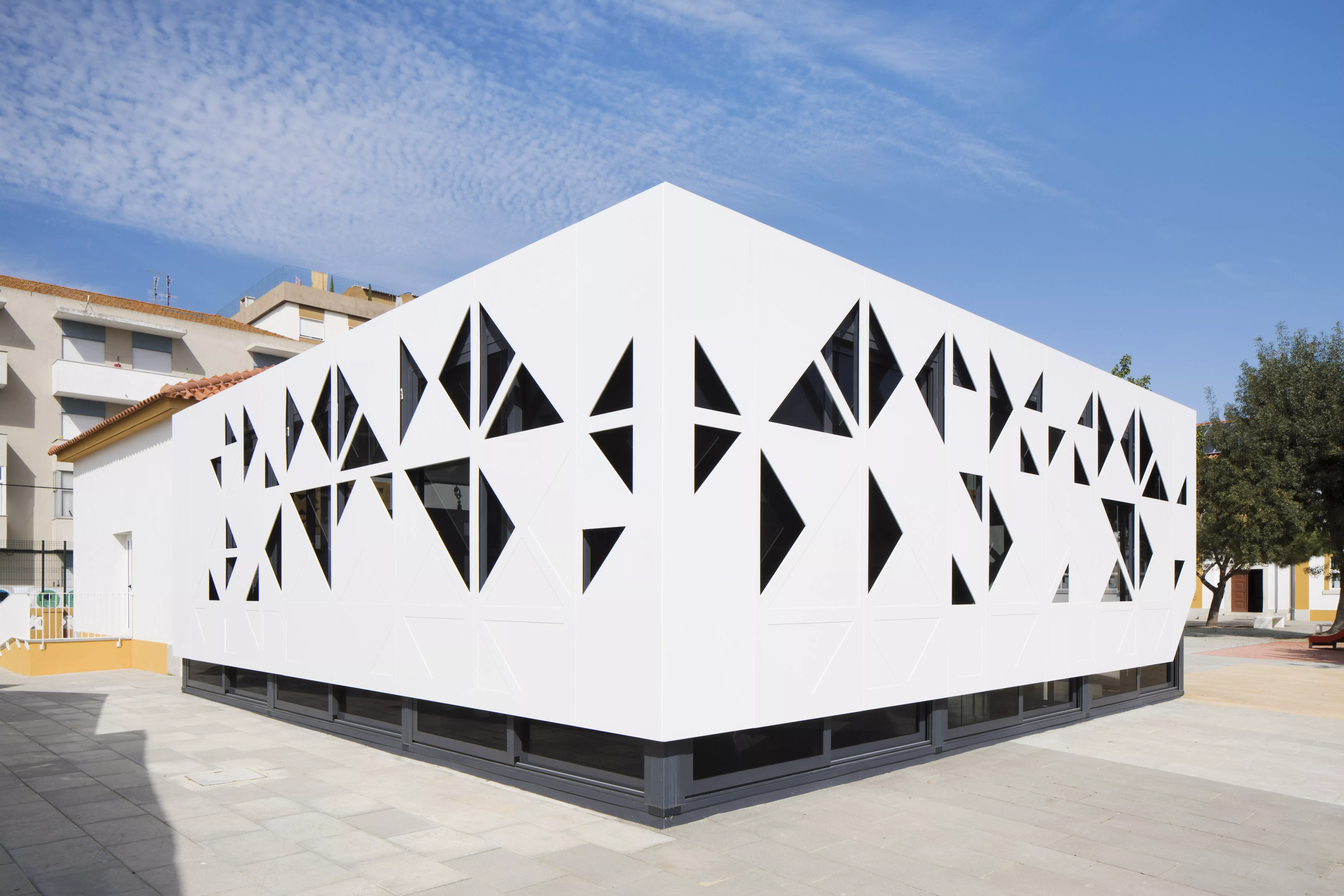 Spectacular HIMACS façade: traditional school architecture meets high-tech material 