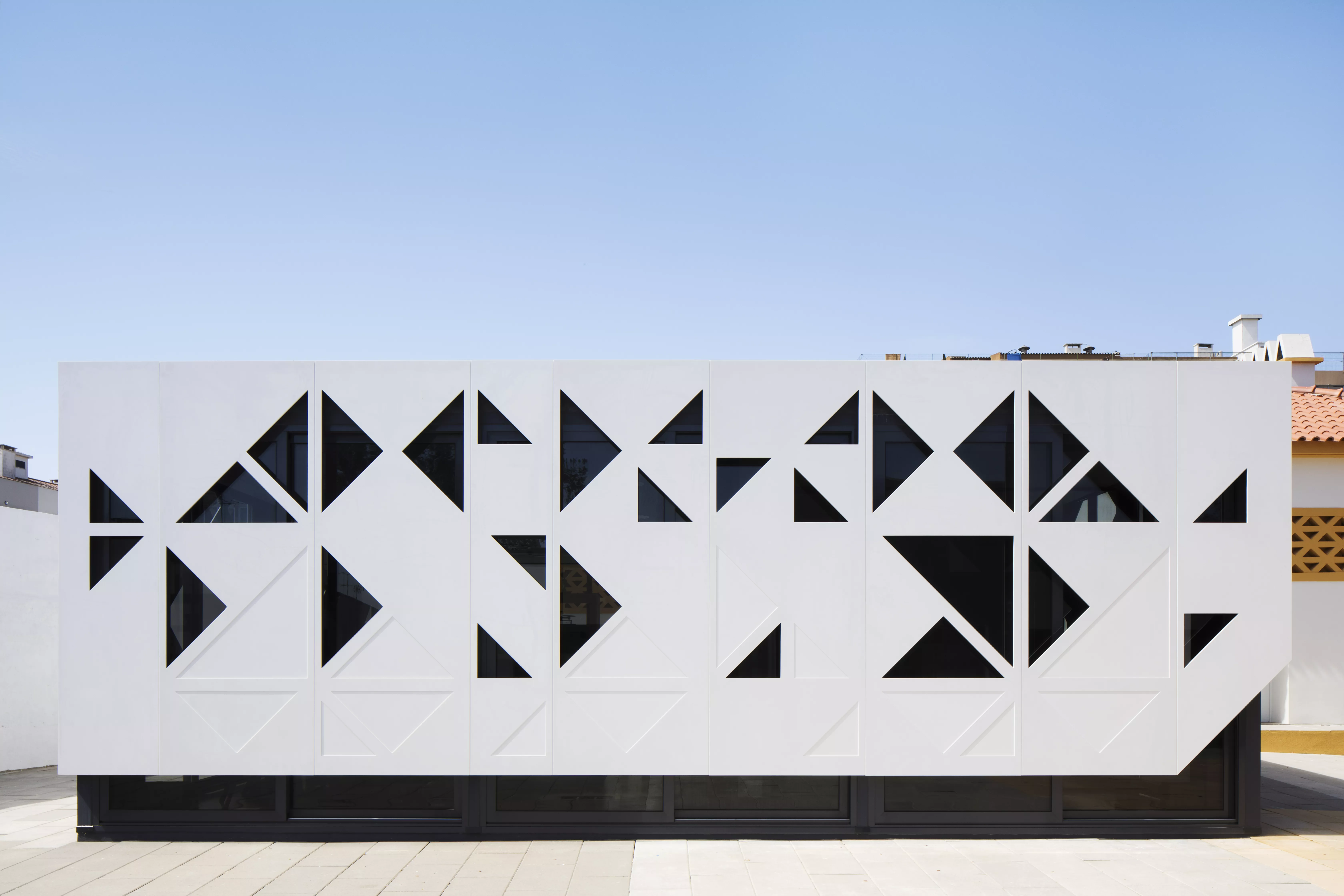 Spectacular HIMACS façade: traditional school architecture meets high-tech material 