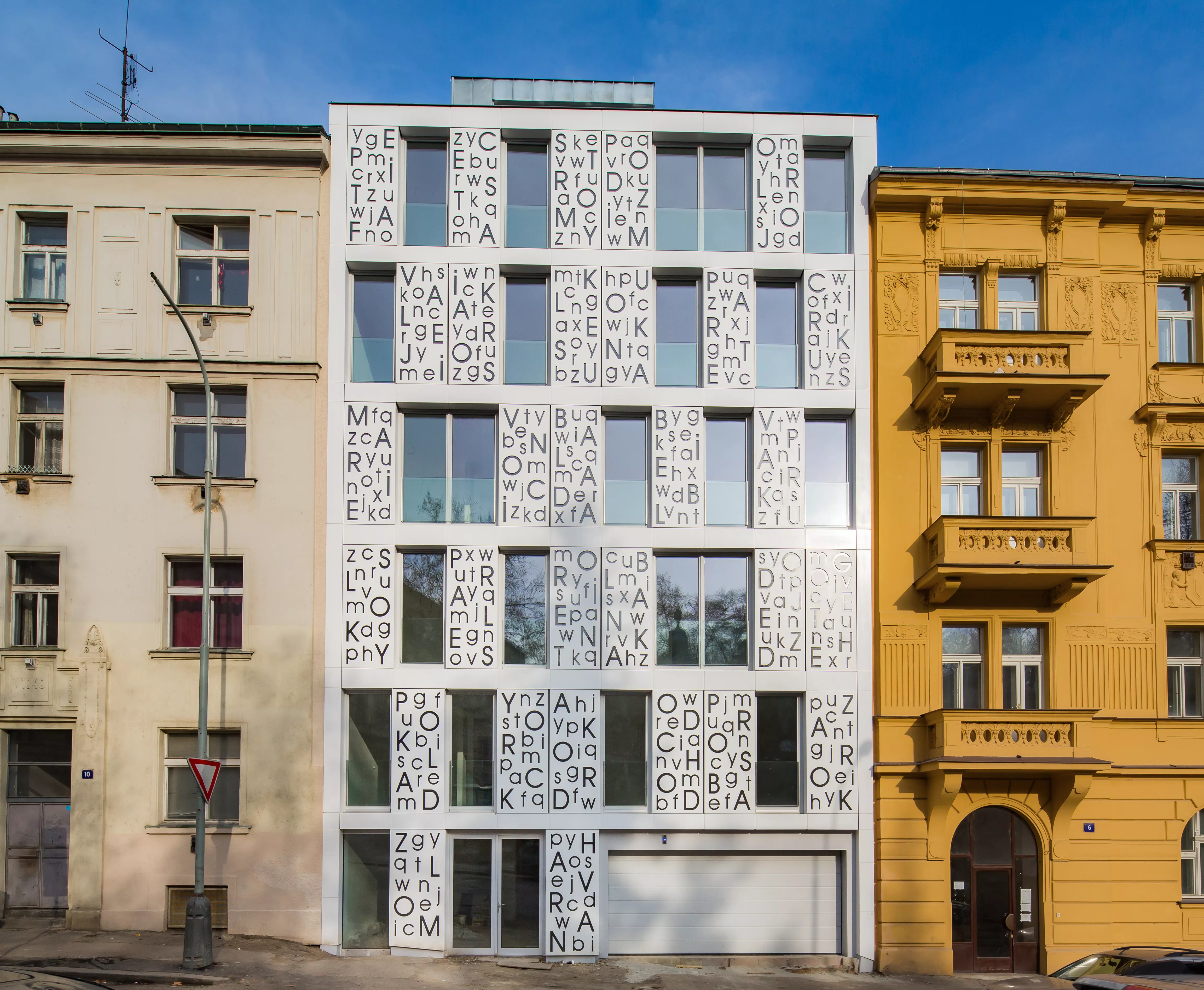 HIMACS setzt die poetische Fassade der  Bieblova-Apartments in Prag ins rechte Licht