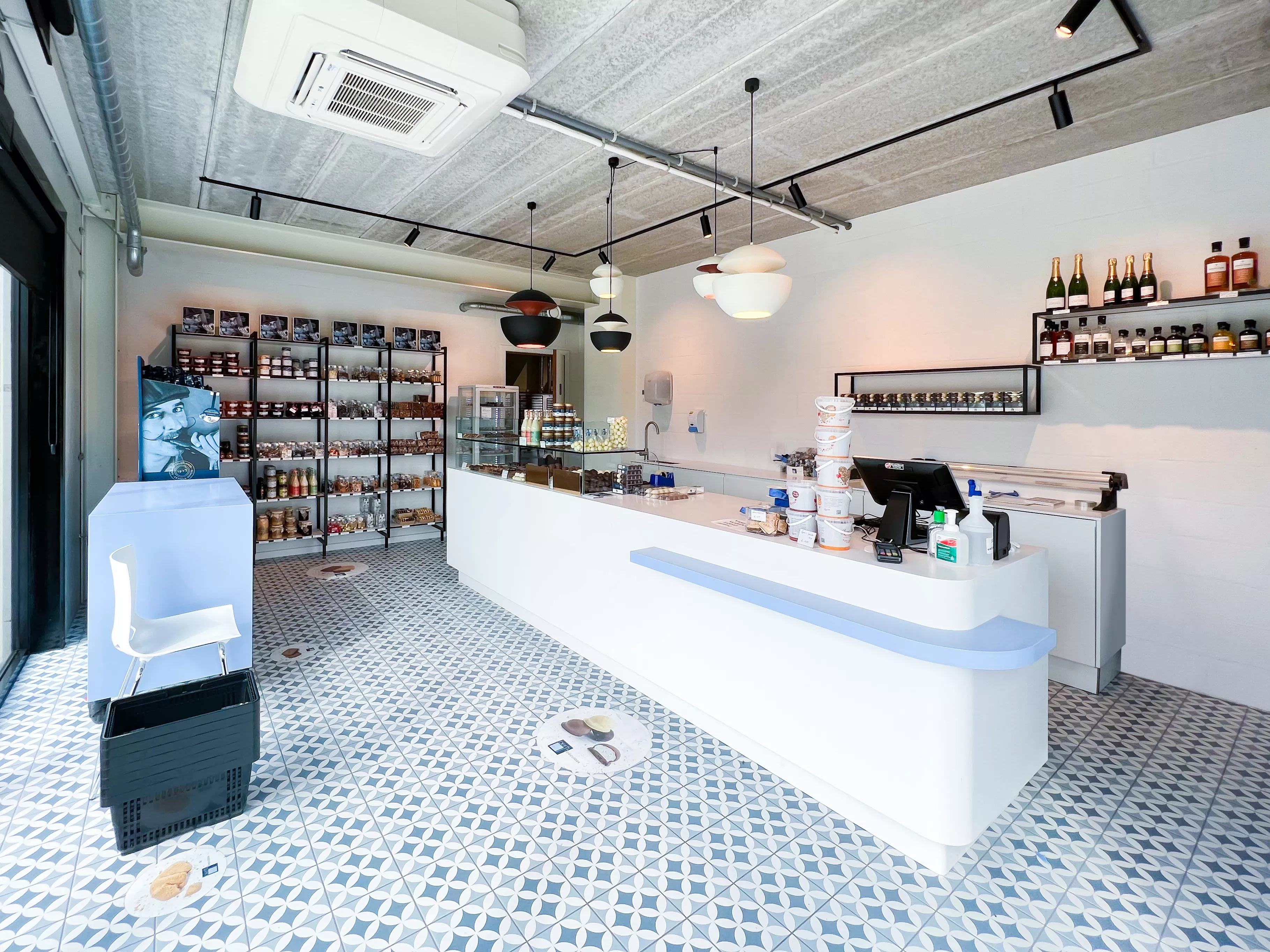 A blend of design and craftsmanship at a Belgian bakery shop with HIMACS at the fore