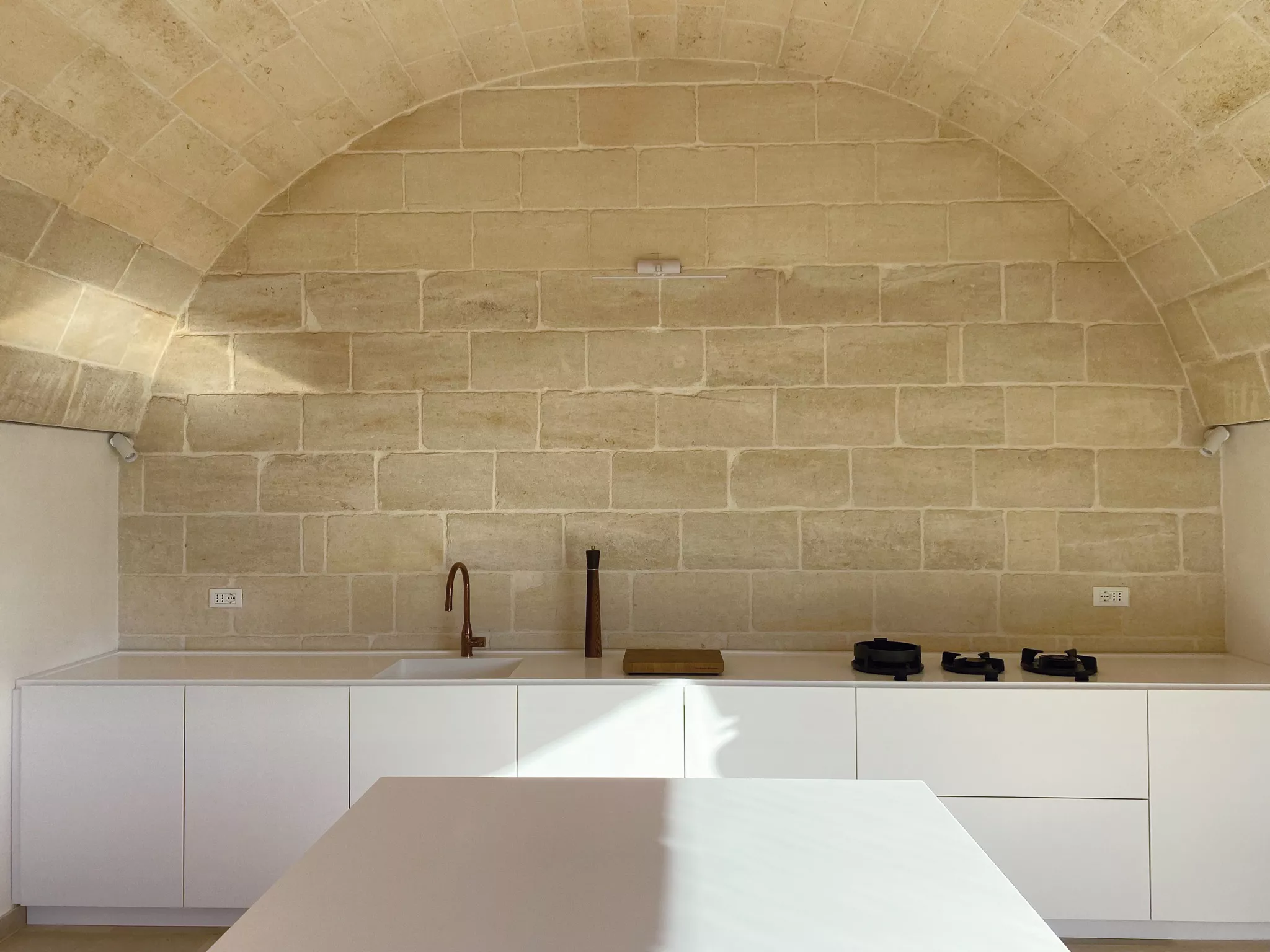 The dream design for a charming HIMACS open-plan kitchen in southern Italy