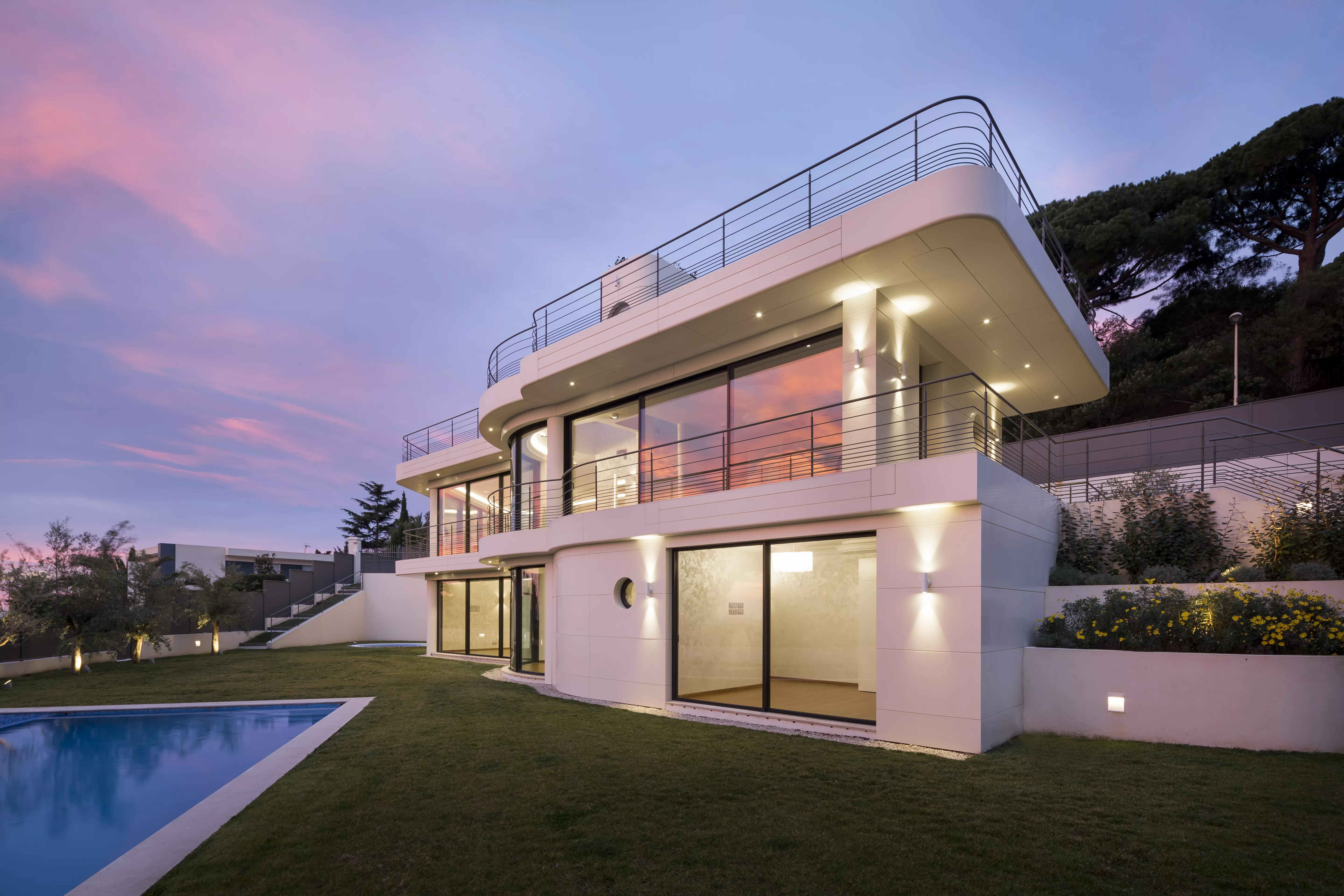 A spectacular home made with HIMACS on the French Riviera