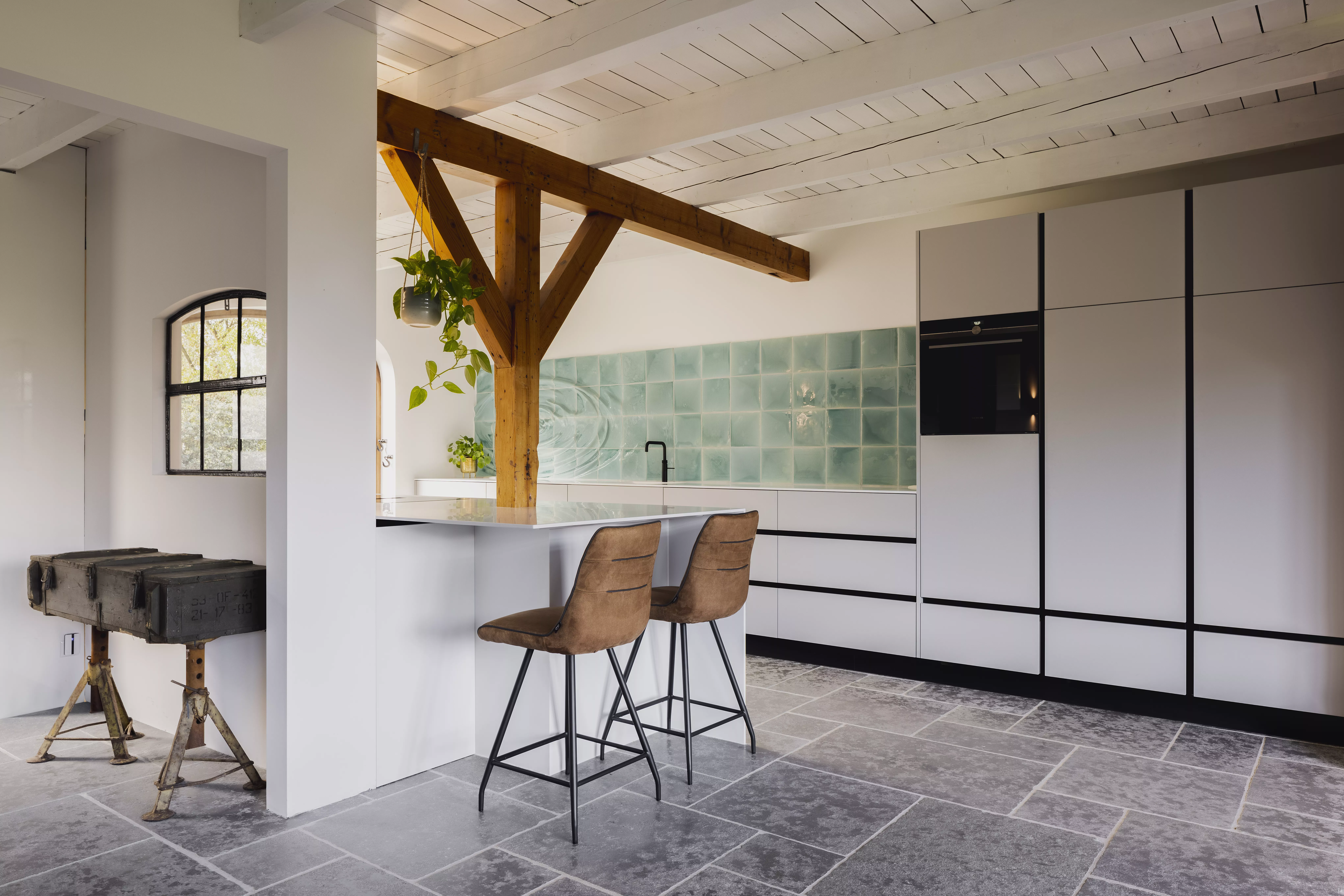 A kitchen uses HIMACS  to connect the past and the present 