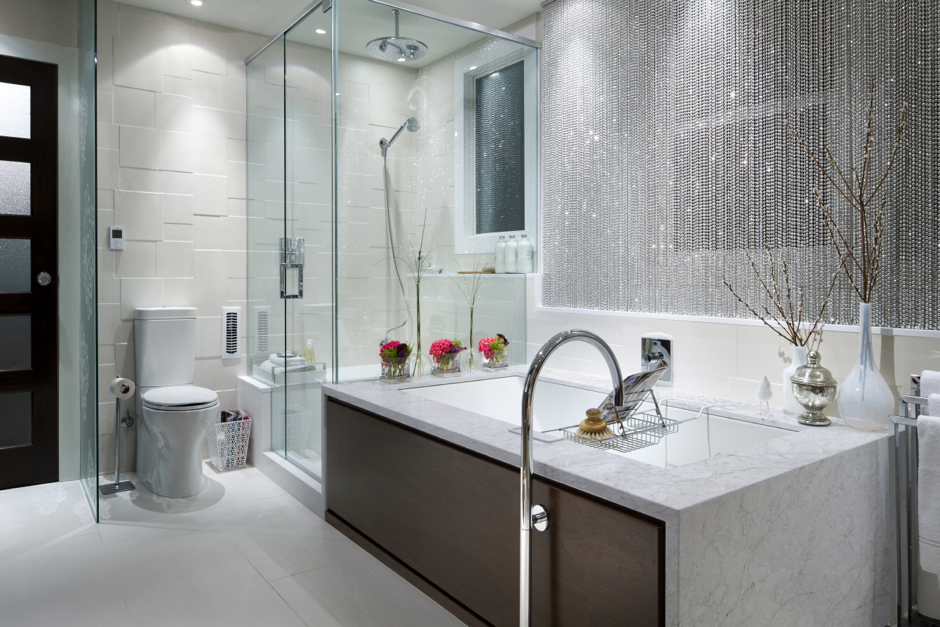 LX Hausys VIATERA - Clear glass shower doors open up space, while corner showers save room for additional features.
