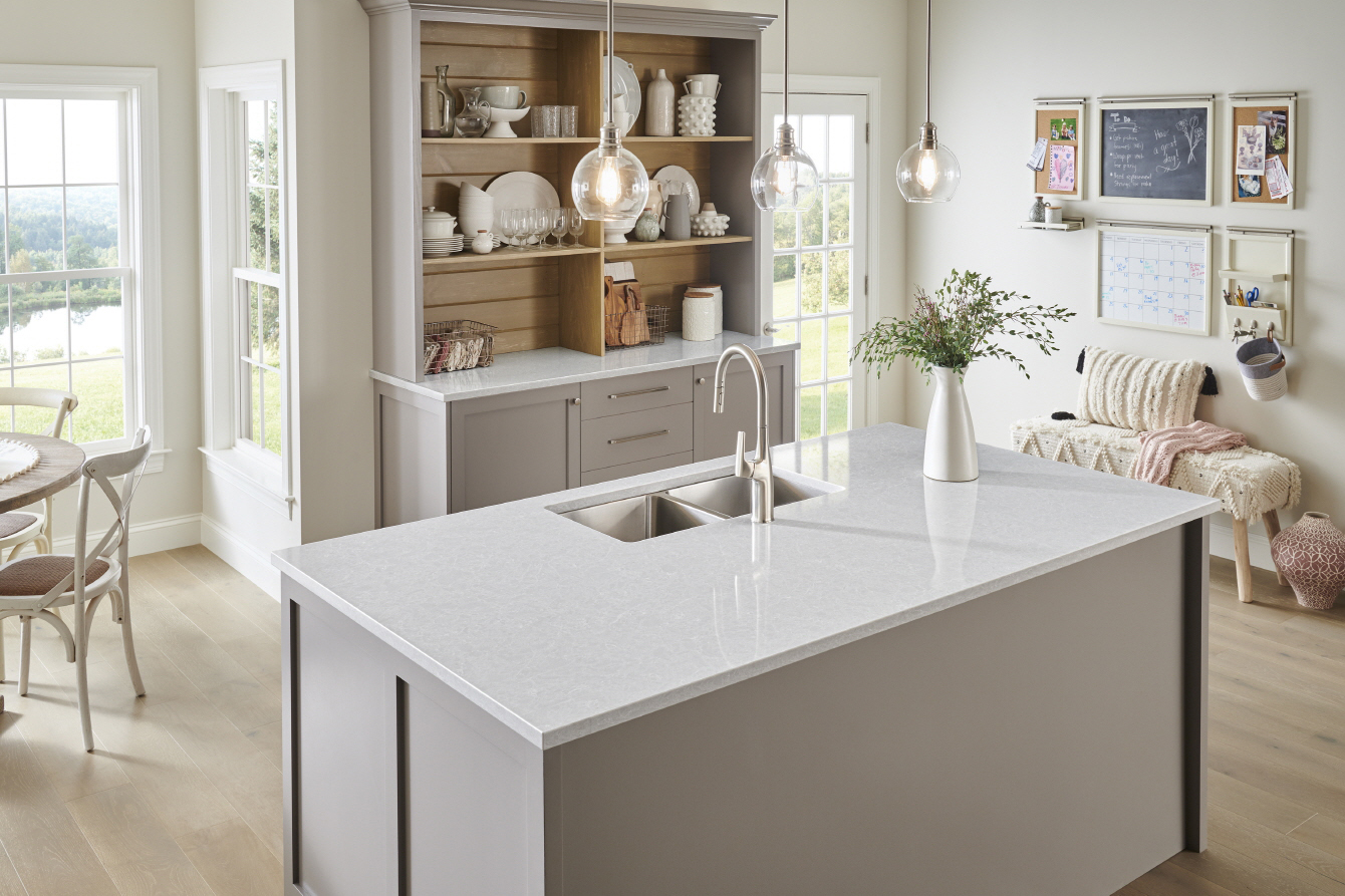 LX Hausys VIATERA - Choose light, neutral Viatera quartz for a modern kitchen.