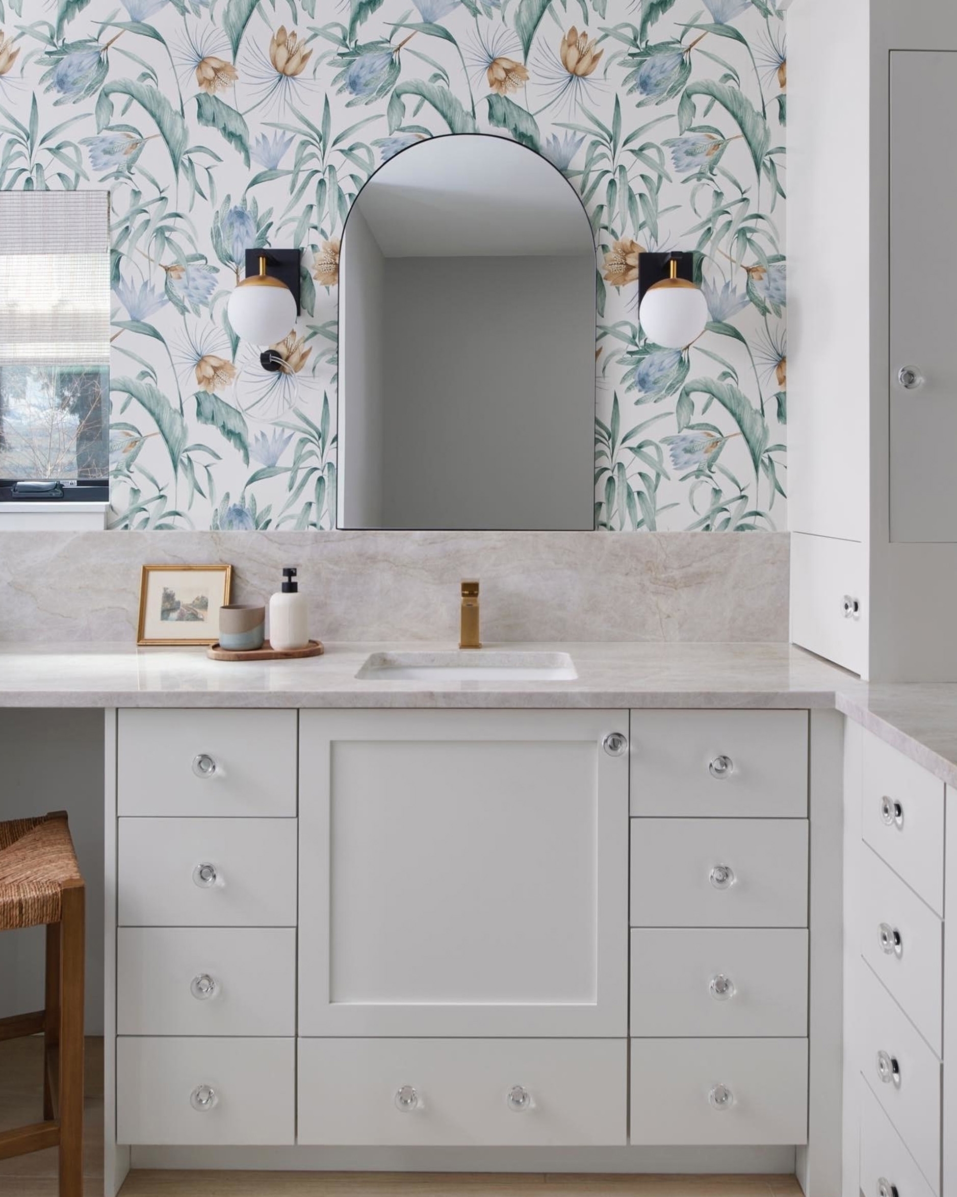  Even in a small bathroom, don't hesitate to use wallpaper with a bold pattern.