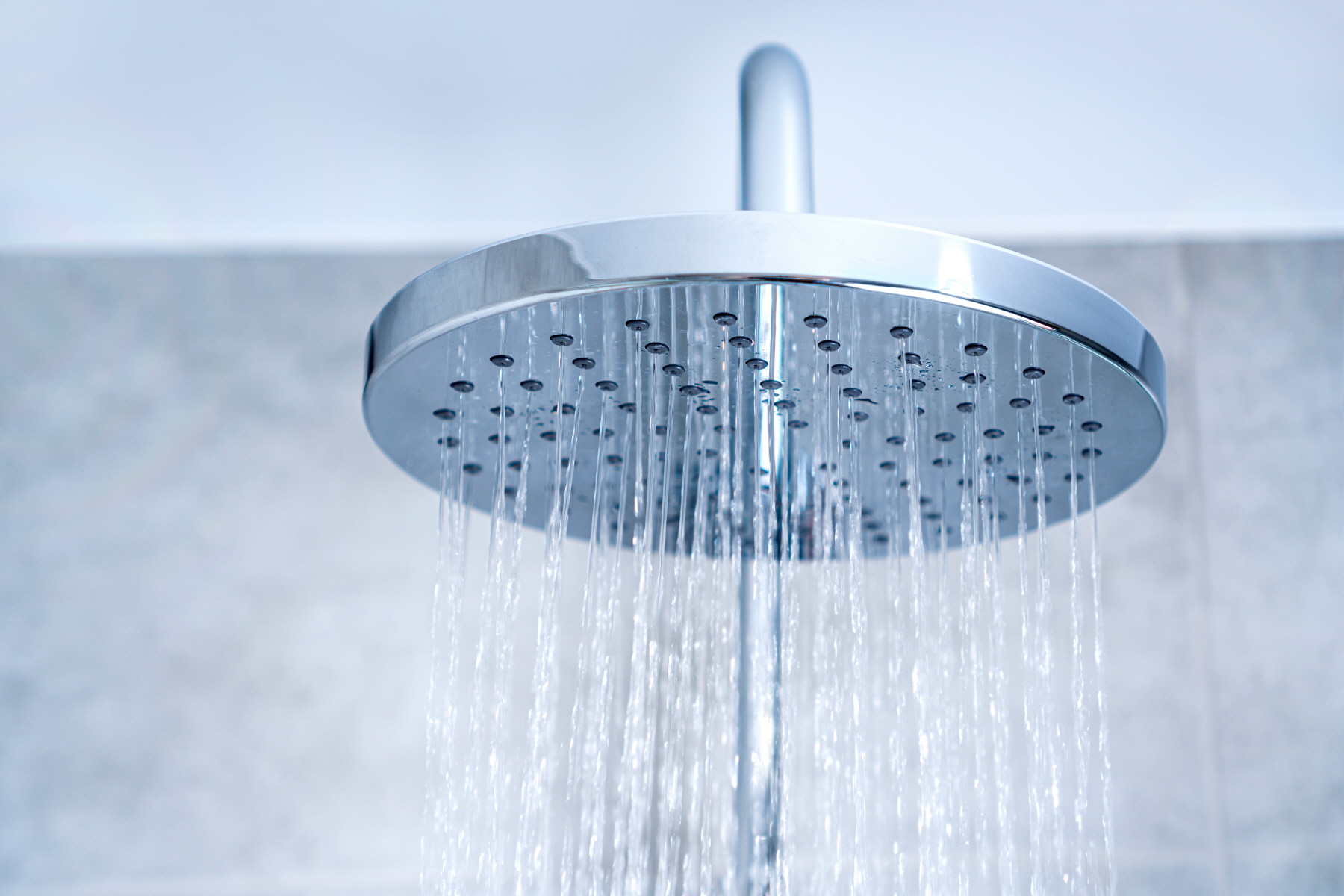 The rainfall shower head provides a comfortable stream of water. It is also detachable, making it easy to reach all parts of the body.